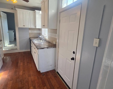 38 Liberty Street W - Photo Thumbnail 8