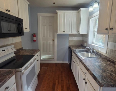 38 Liberty Street W - Photo Thumbnail 7