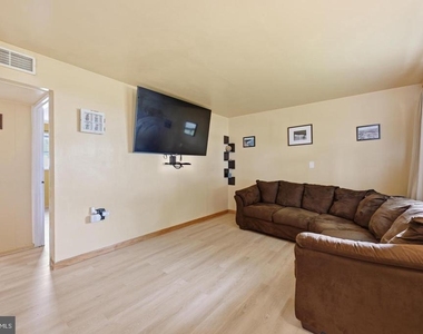 587 Arbor Road - Photo Thumbnail 8