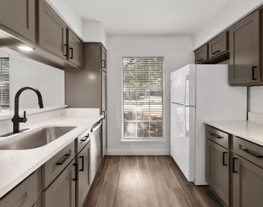 7600 Woodstone Cv - Photo Thumbnail 8