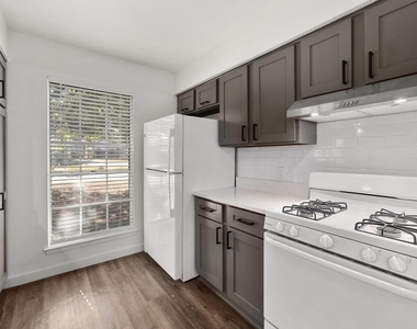 7600 Woodstone Cv - Photo Thumbnail 9