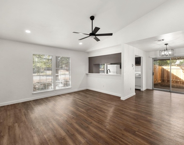 7600 Woodstone Cv - Photo Thumbnail 2