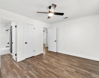 7600 Woodstone Cv - Photo Thumbnail 12