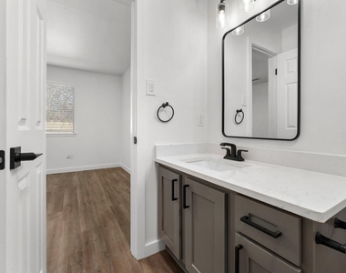 7600 Woodstone Cv - Photo Thumbnail 14
