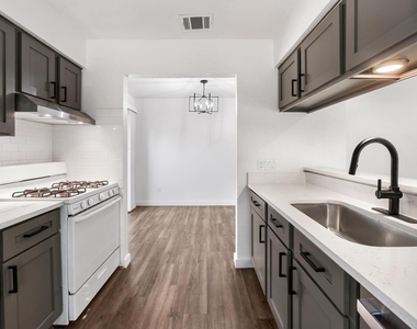 7600 Woodstone Cv - Photo Thumbnail 7
