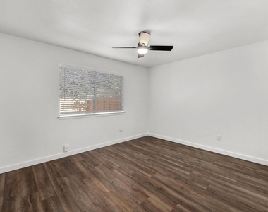 7600 Woodstone Cv - Photo Thumbnail 10