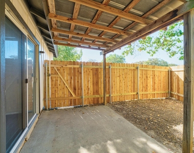 7600 Woodstone Cv - Photo Thumbnail 21