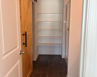 224 Schuenemann Way - Photo Thumbnail 8