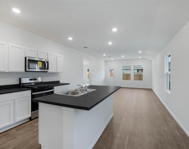 224 Schuenemann Way - Photo Thumbnail 3