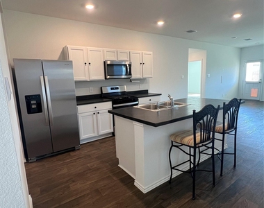 224 Schuenemann Way - Photo Thumbnail 5