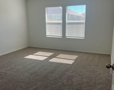 224 Schuenemann Way - Photo Thumbnail 13