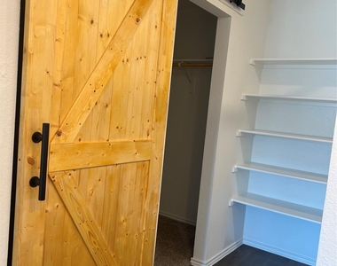 224 Schuenemann Way - Photo Thumbnail 9