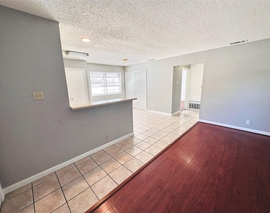 9808 Roxanna Dr - Photo Thumbnail 3
