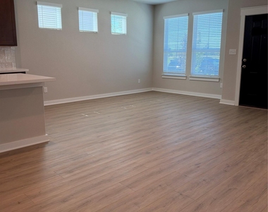 136 Hartson Dr - Photo Thumbnail 8