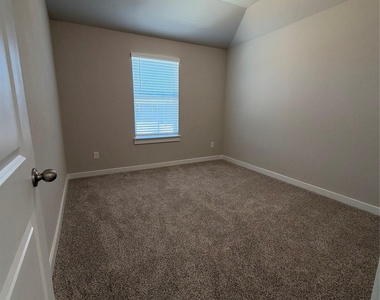 136 Hartson Dr - Photo Thumbnail 11