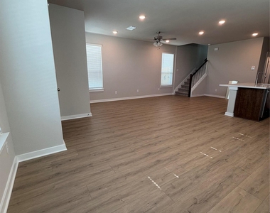136 Hartson Dr - Photo Thumbnail 7