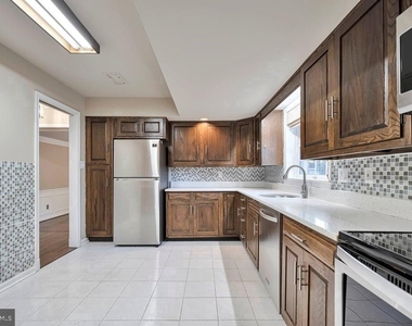 10917 Wickshire Way W - Photo Thumbnail 12