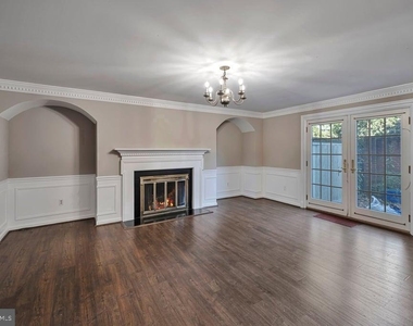 10917 Wickshire Way W - Photo Thumbnail 5