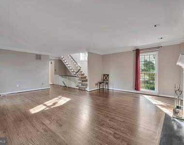 10917 Wickshire Way W - Photo Thumbnail 8