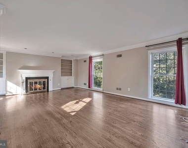10917 Wickshire Way W - Photo Thumbnail 4