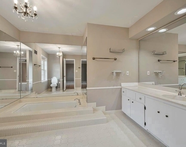 10917 Wickshire Way W - Photo Thumbnail 21