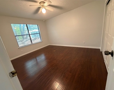 107 E Morrow St - Photo Thumbnail 6