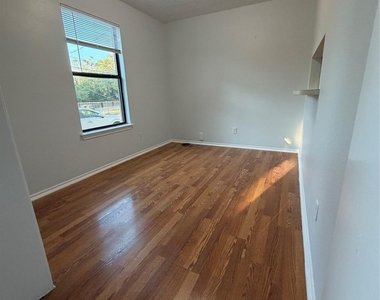 107 E Morrow St - Photo Thumbnail 3