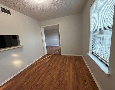 107 E Morrow St - Photo Thumbnail 4