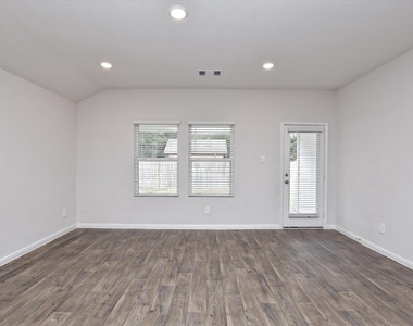 1305 Camden Ln - Photo Thumbnail 5