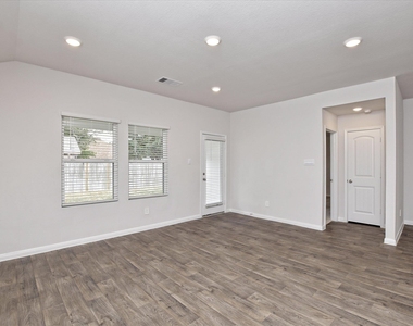 1305 Camden Ln - Photo Thumbnail 6