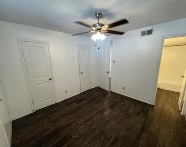 2801 Hemphill Park - Photo Thumbnail 4