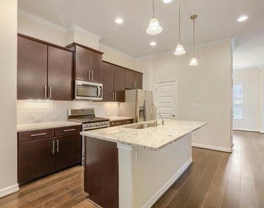 12209 Terraza Cir - Photo Thumbnail 3