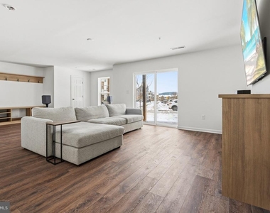 5902 Forum Square - Photo Thumbnail 21