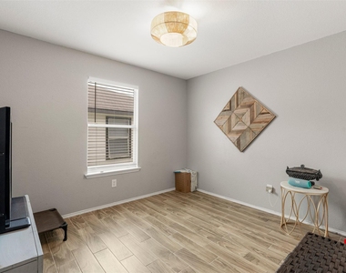 340 Feathergrass Dr - Photo Thumbnail 19