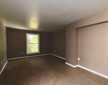 39 E Main Street - Photo Thumbnail 5