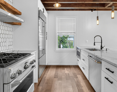55 McGuinness Blvd - Photo Thumbnail 10