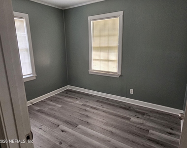 930 W 24th Street - Photo Thumbnail 7