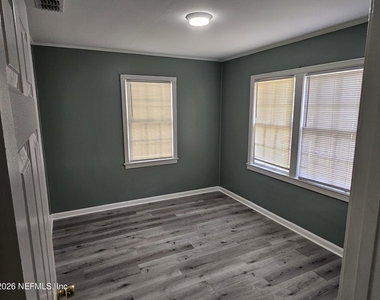 930 W 24th Street - Photo Thumbnail 9