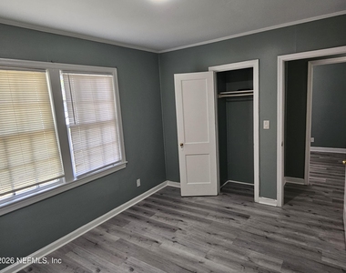 930 W 24th Street - Photo Thumbnail 8