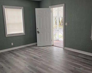 930 W 24th Street - Photo Thumbnail 1