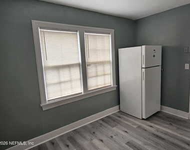 930 W 24th Street - Photo Thumbnail 4