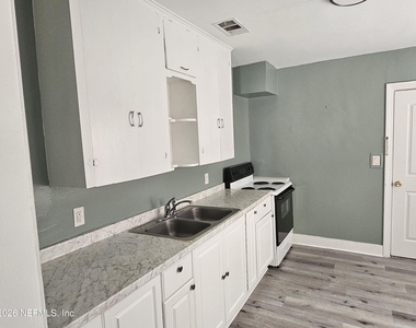 930 W 24th Street - Photo Thumbnail 2