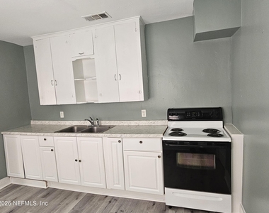 930 W 24th Street - Photo Thumbnail 3