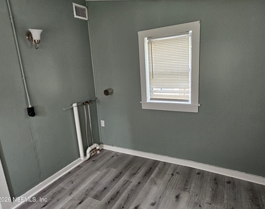 930 W 24th Street - Photo Thumbnail 13