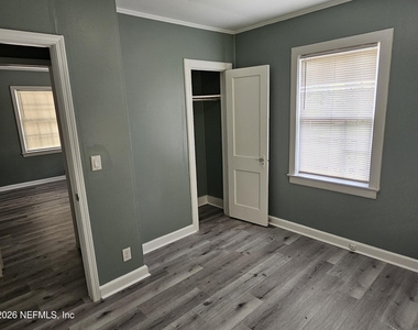 930 W 24th Street - Photo Thumbnail 6