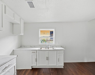 1409 W 5th Street - Photo Thumbnail 11