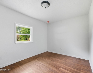 1409 W 5th Street - Photo Thumbnail 13