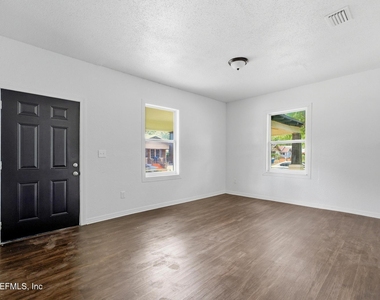 1409 W 5th Street - Photo Thumbnail 3