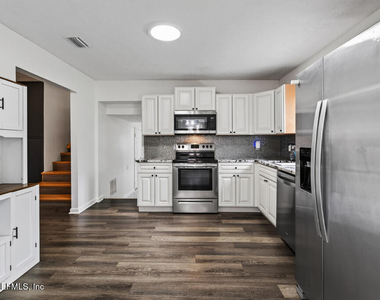 436 Saturn Lane W - Photo Thumbnail 4