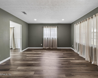 436 Saturn Lane W - Photo Thumbnail 3